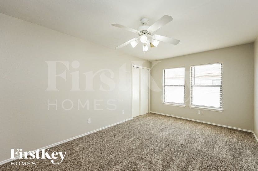 Building Photo - 5060 Viking Coral