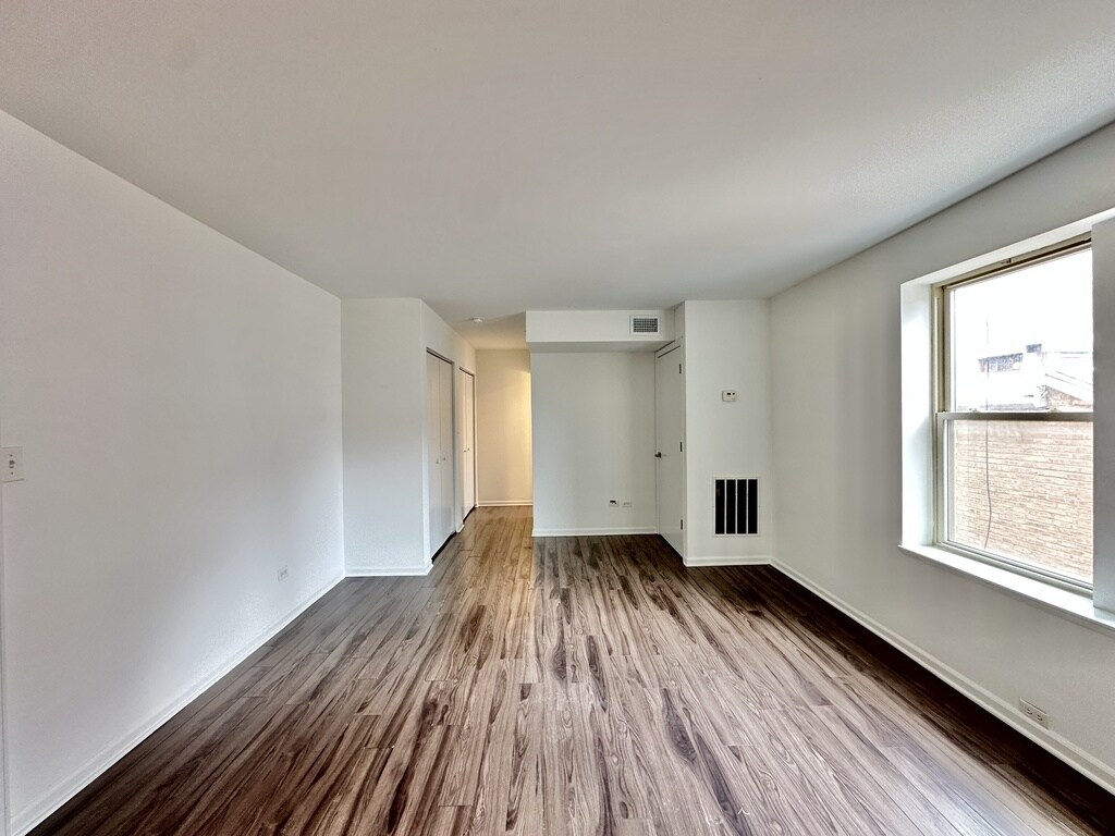 Building Photo - 925 W Carmen Ave