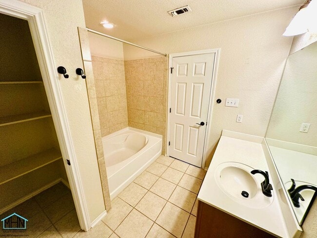 Building Photo - Spacious and Well Designed 3 Bedroom 2.5 Bath, Located in the far Northeast and North Central San...