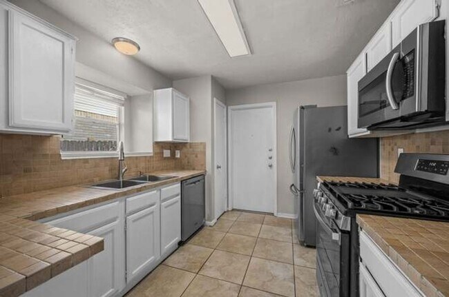 Building Photo - 4 Bedroom Single Family Home in Pflugerville