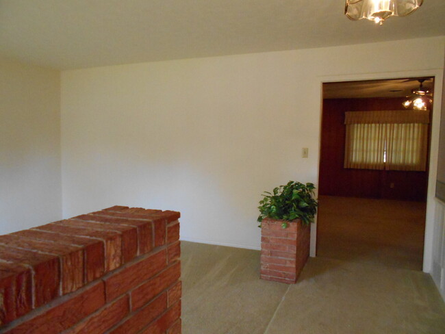 Building Photo - Incredibly preserved older home in a matur...
