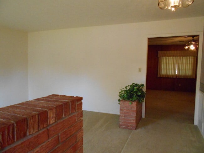 Building Photo - New Flooring in Living/Bedrooms & Other Up...