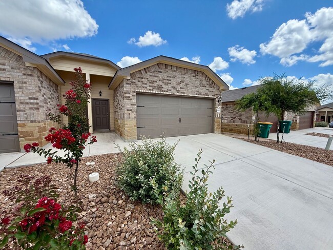 Primary Photo - 3 Bedroom, 2 Bathroom Duplex in Converse!