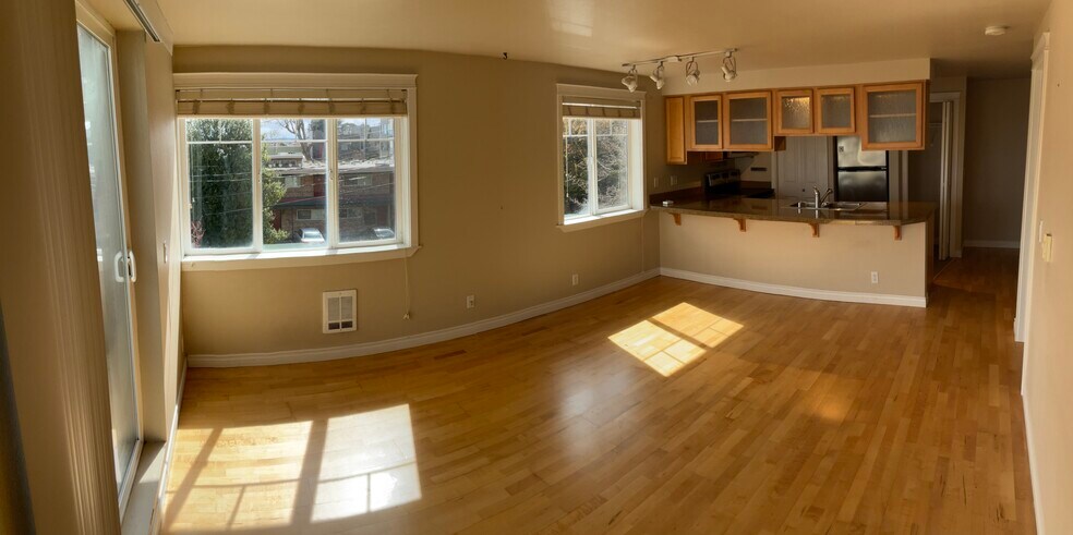 Building Photo - 2200 Thorndyke Ave W