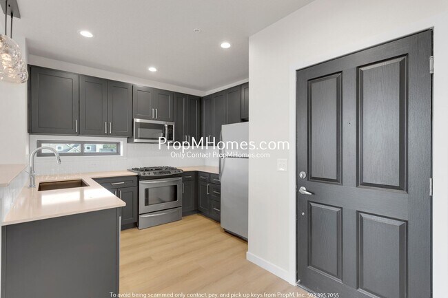 Building Photo - Updated Two Level Condo in the Heart of Do...