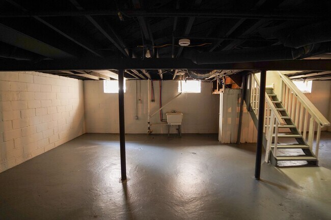 Building Photo - Renovated 3-Bedroom Home - We Welcome Sect...