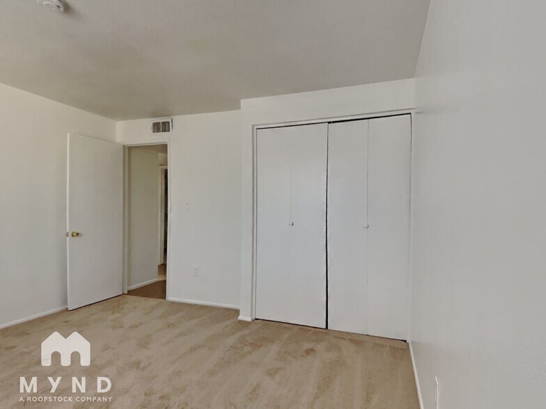 Building Photo - 6033 W Vernon Ave