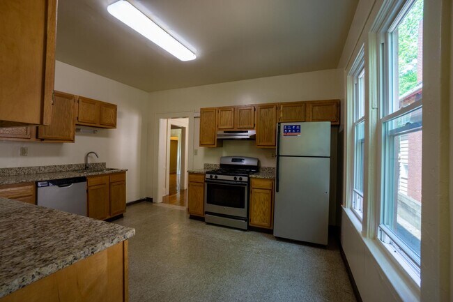 Building Photo - Spacious 4 Bedroom Apartment - 6/1/26