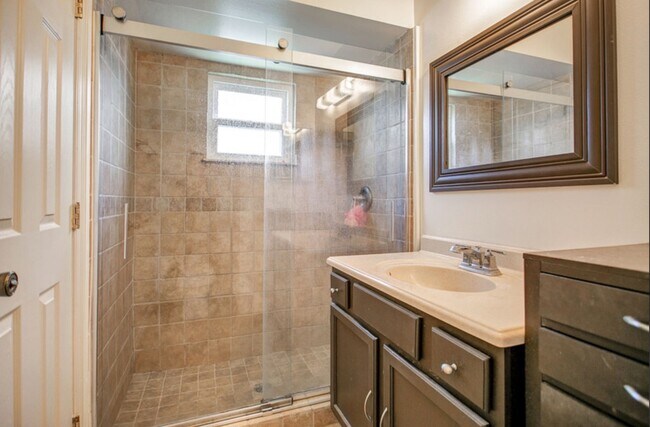 Building Photo - 137 Peppertree Dr
