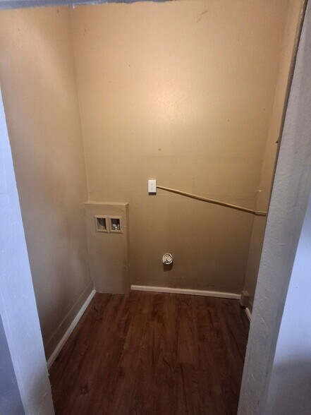 Building Photo - 1558 N Main St