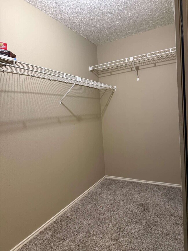 Building Photo - Private Condo Close to the Medical Center