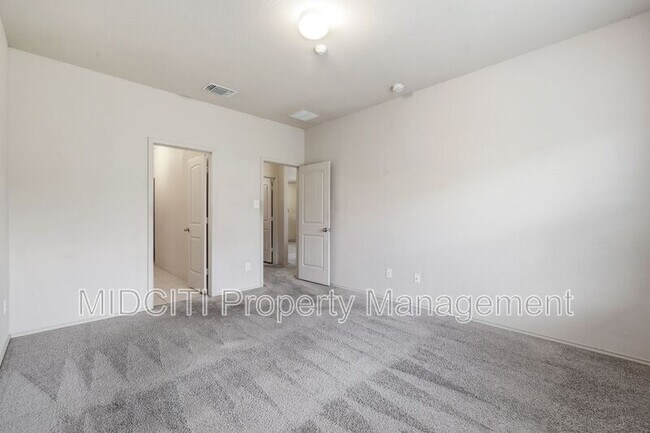 Building Photo - 205 Tallow Trl