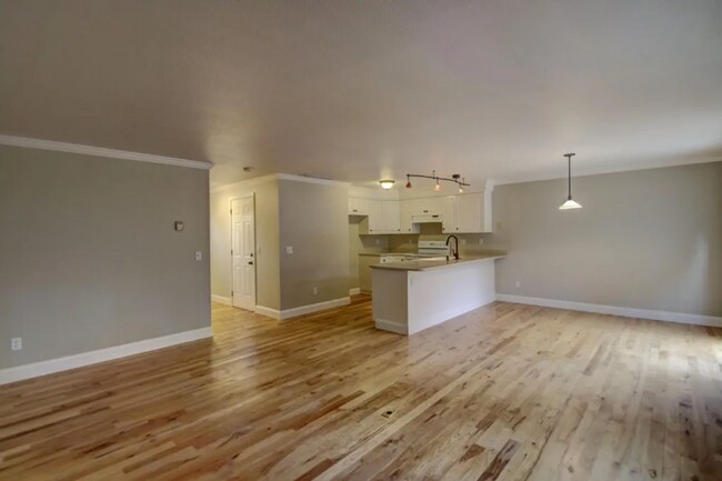 Building Photo - Spacious 3 bed Townhome with Fenced Yard, ...