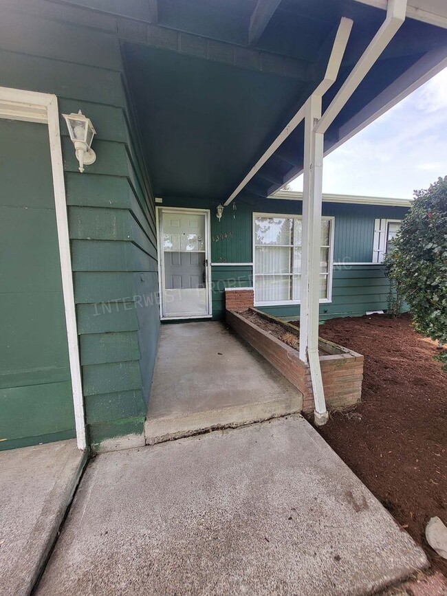 Building Photo - 3 Bd 1.5 ba Ranch Style Home in NE PDX With Washer/Dryer Hook-ups, Fenced Backyard & 2 Car Garage!