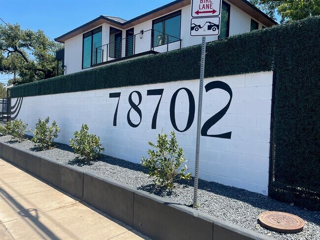 Building Photo - 1901 Hamilton Ave