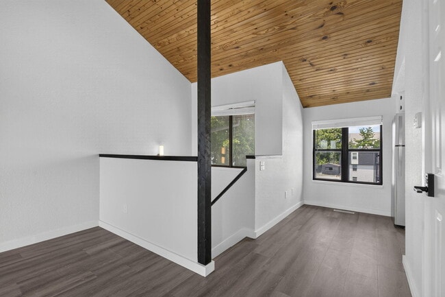 Building Photo - 1030 E Elm St