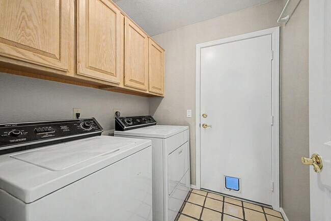 Building Photo - 5719 E St John Rd