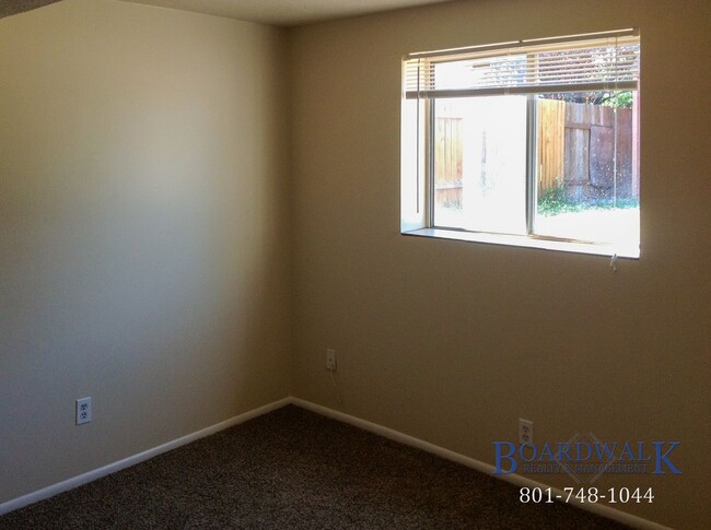 Building Photo - Exceptional Pet Friendly 5 Bedroom Home in...