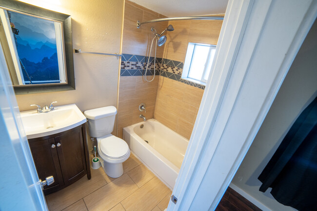 Master bathroom - 5410 Monaco St