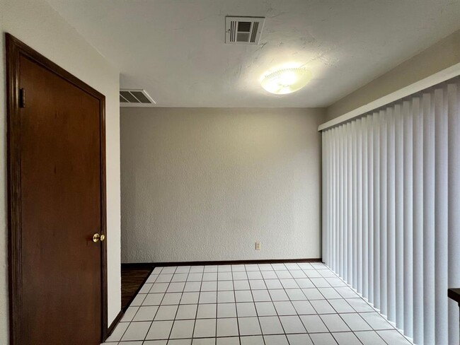 Building Photo - 752 W Forest Dr