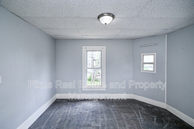 Building Photo - 825 7th St NW