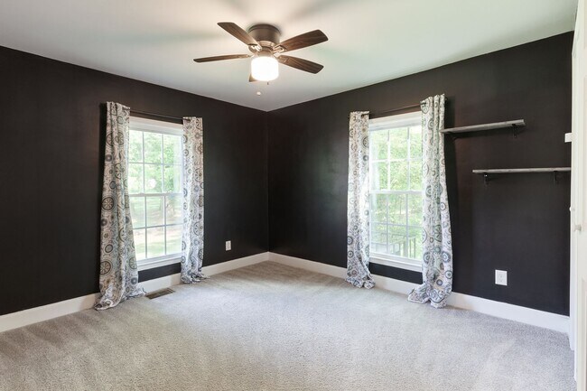 Building Photo - Updated 3bd/2ba w/ Large Backyard & Lawn C...