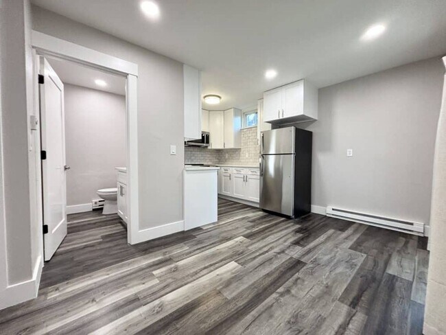 Building Photo - Available Now! Newly Remodeled 2BR Unit in Boulder Fourplex