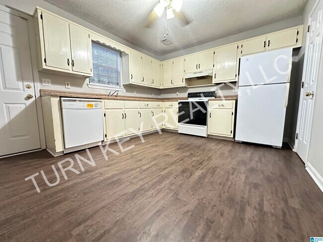 Building Photo - 2134 Cheshire Dr