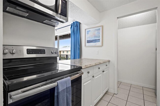 Building Photo - 4215 E Bay Dr