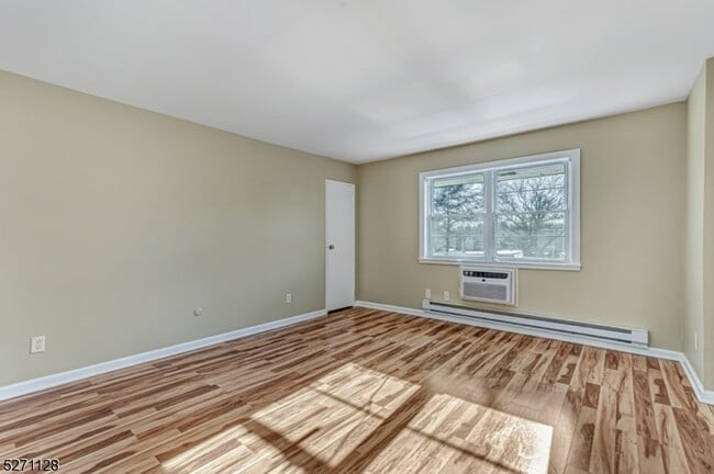 Building Photo - 798 Eves Dr