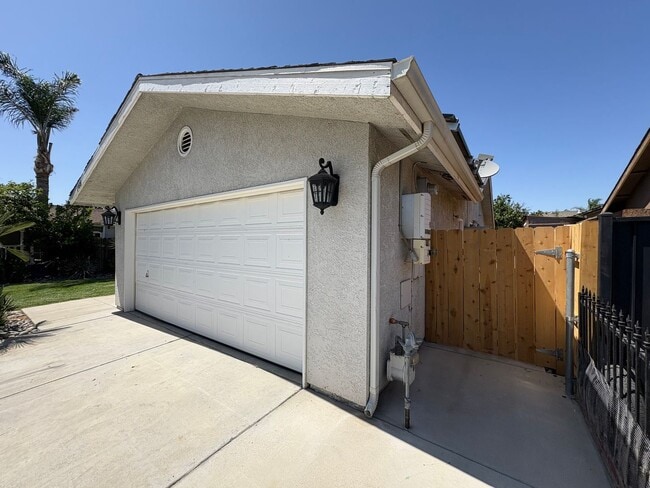 Building Photo - 744 W Buena Vista Ave