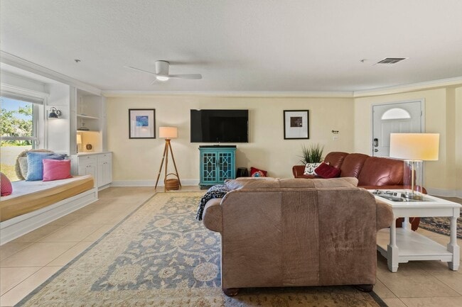 Building Photo - 2BR | 2Bath Central Sarasota Townhouse