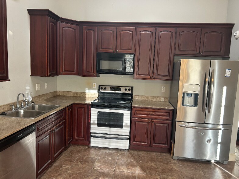 Building Photo - 303 Silver Tree Ln