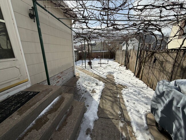 Building Photo - 365 West Ave