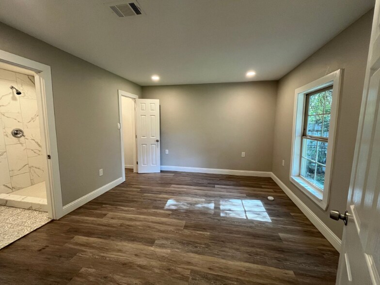 Building Photo - 3913 Chenault St