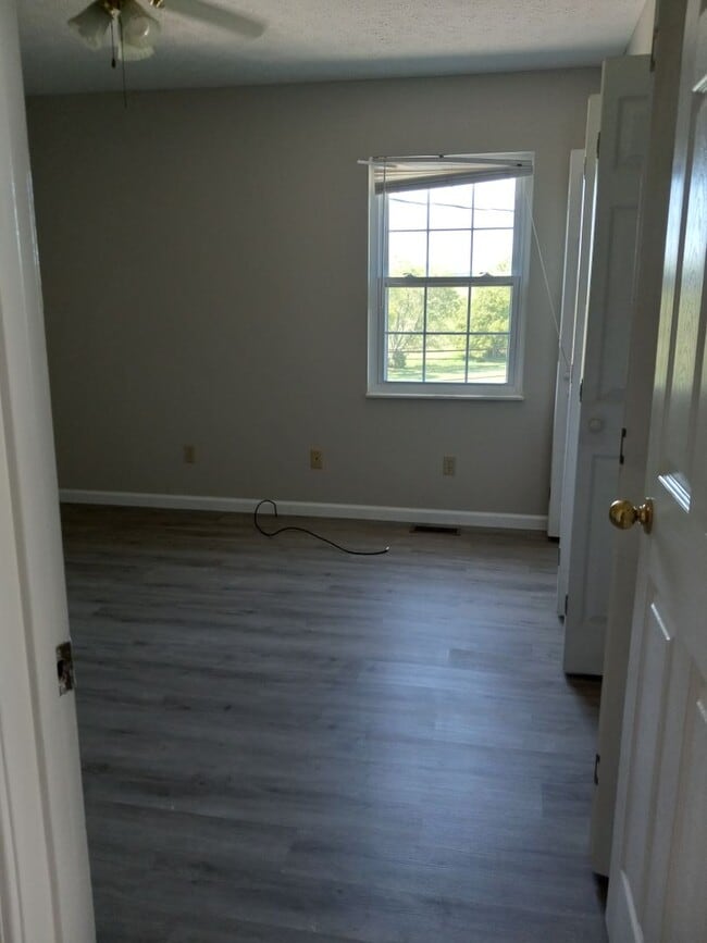 Building Photo - Beautiful 2 bedroom 2 bath duplex in East ...