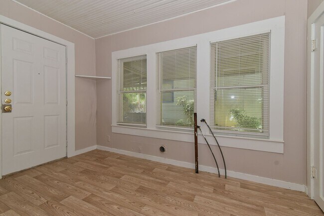 Building Photo - 3814 Roberts St