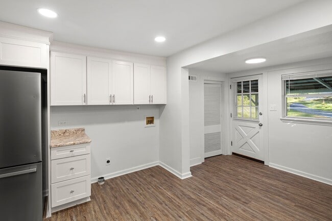 Building Photo - Updated Cottage on Haw Creek!