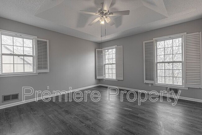 Building Photo - 1011 SW Lorman Dr