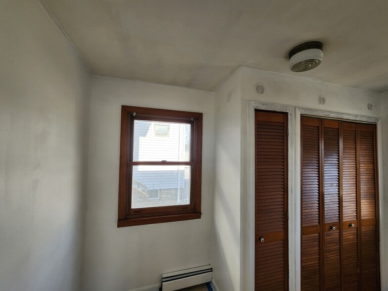 Building Photo - 31 Elm St