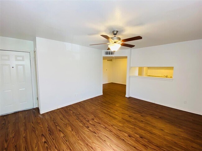 Building Photo - 10601 South Dr