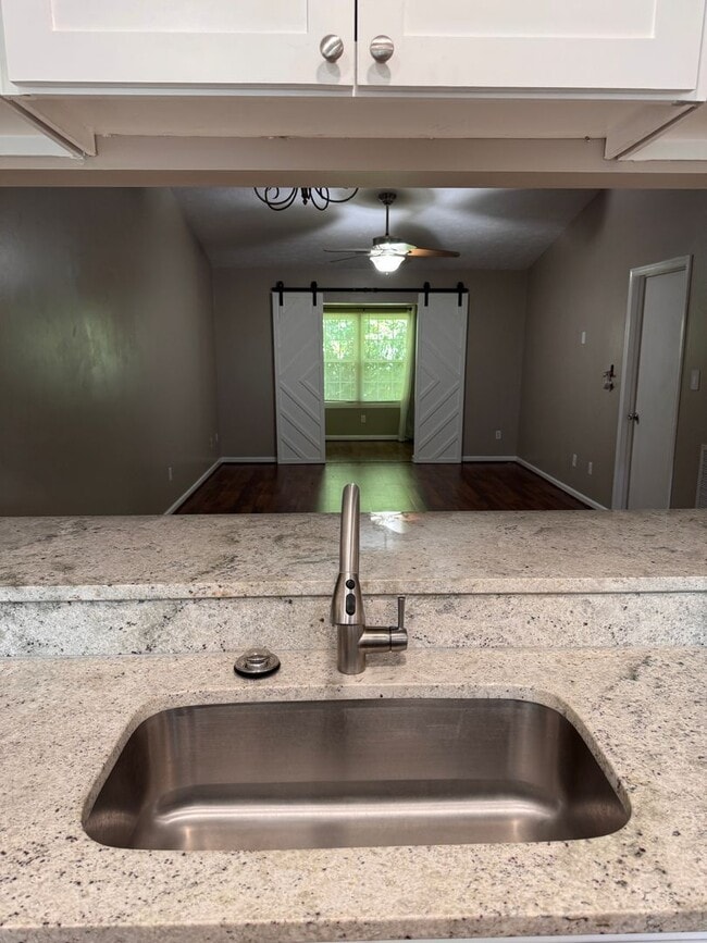 Building Photo - 2 Bedroom || 2 Bathroom - Single Level Tow...