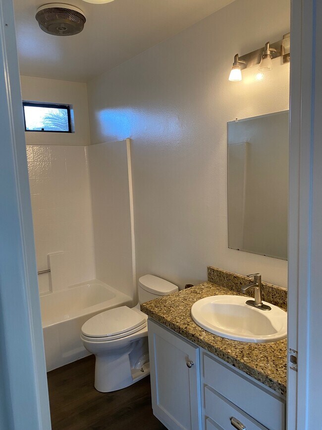 Main bathroom with granite counter top - 10330 Riverside Dr