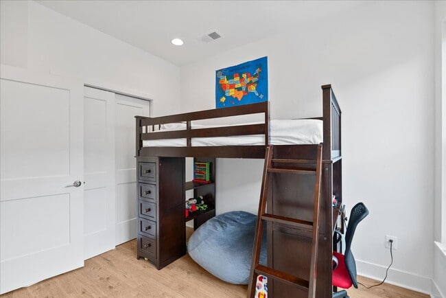 Building Photo - Modern 2024 Townhome with Rooftop Terrace.