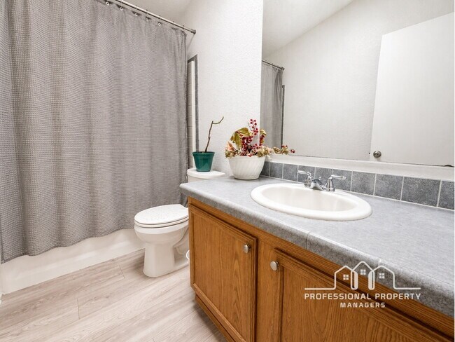 Building Photo - 3-bedroom, 2-bathroom home in West Wellton