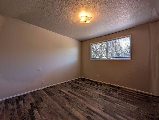 Building Photo - Great 2 bed/1 bath with one car garage! In...