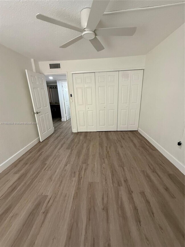 Building Photo - 8860 Fontainebleau Blvd