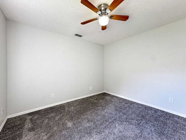 Building Photo - Discover your peaceful retreat in Wekiwa Woods!