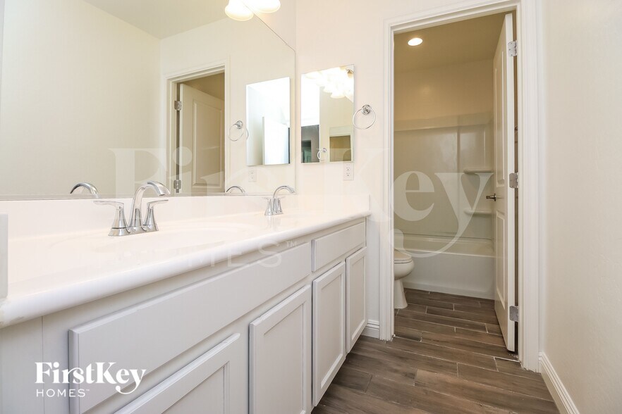 Building Photo - 305 N Sunrise