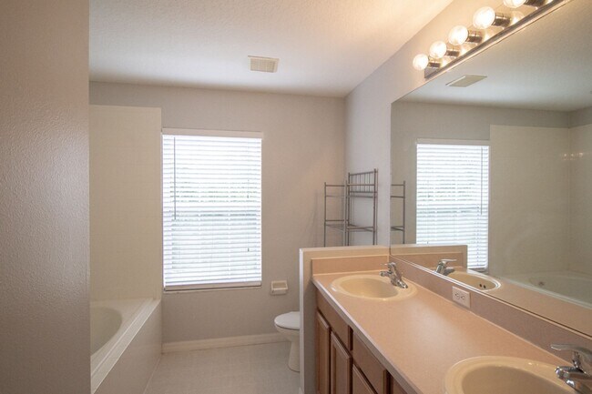 Building Photo - Charming Townhome in Avalon Park